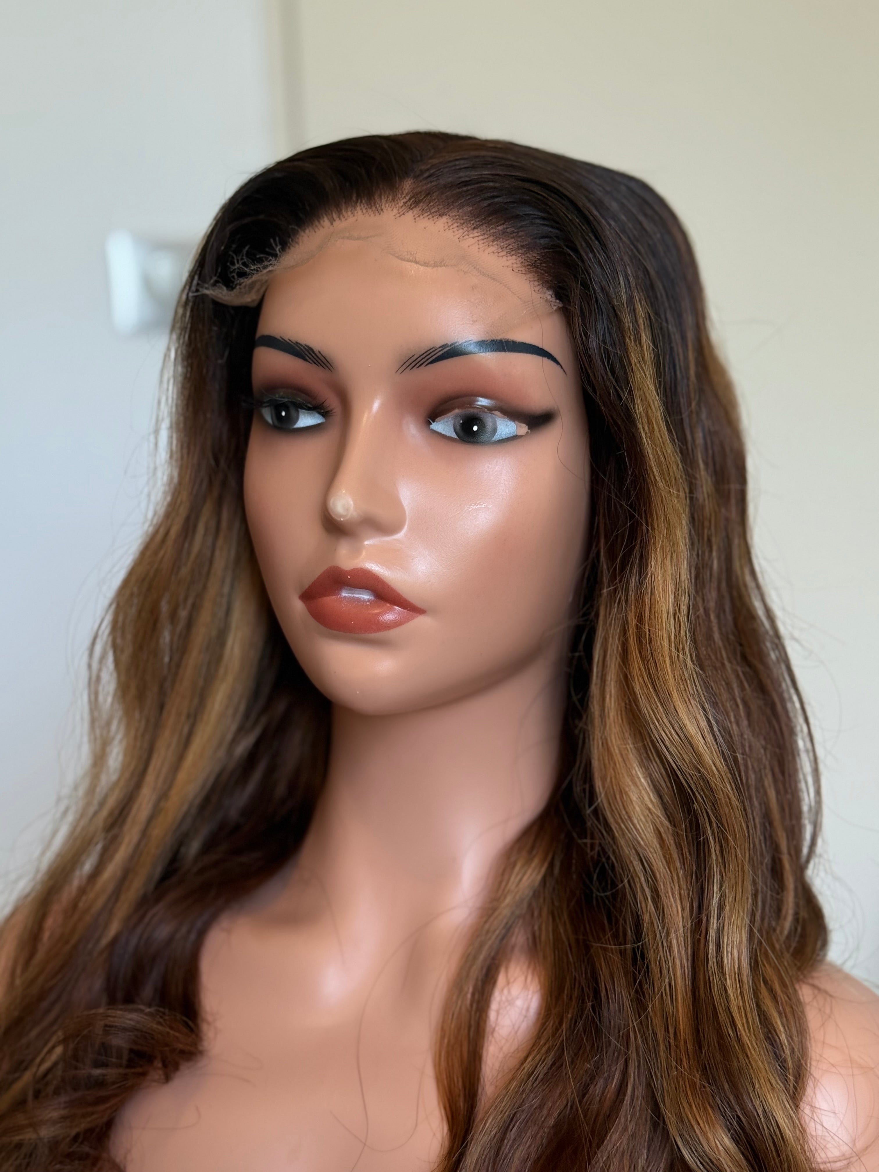 Perruque Glueless Lisse-Ondulée Brun Chocolat Méché Blond Miel – Lace Front HD – Cheveux 100 % Humains